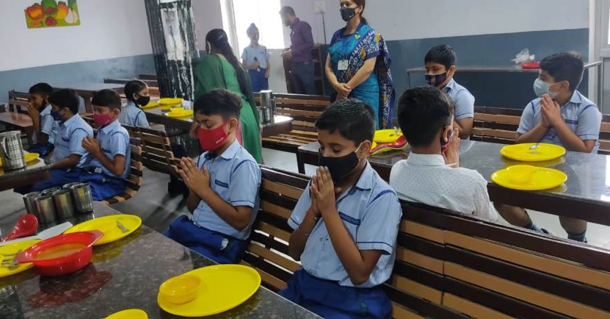 food eating students in Pathankot